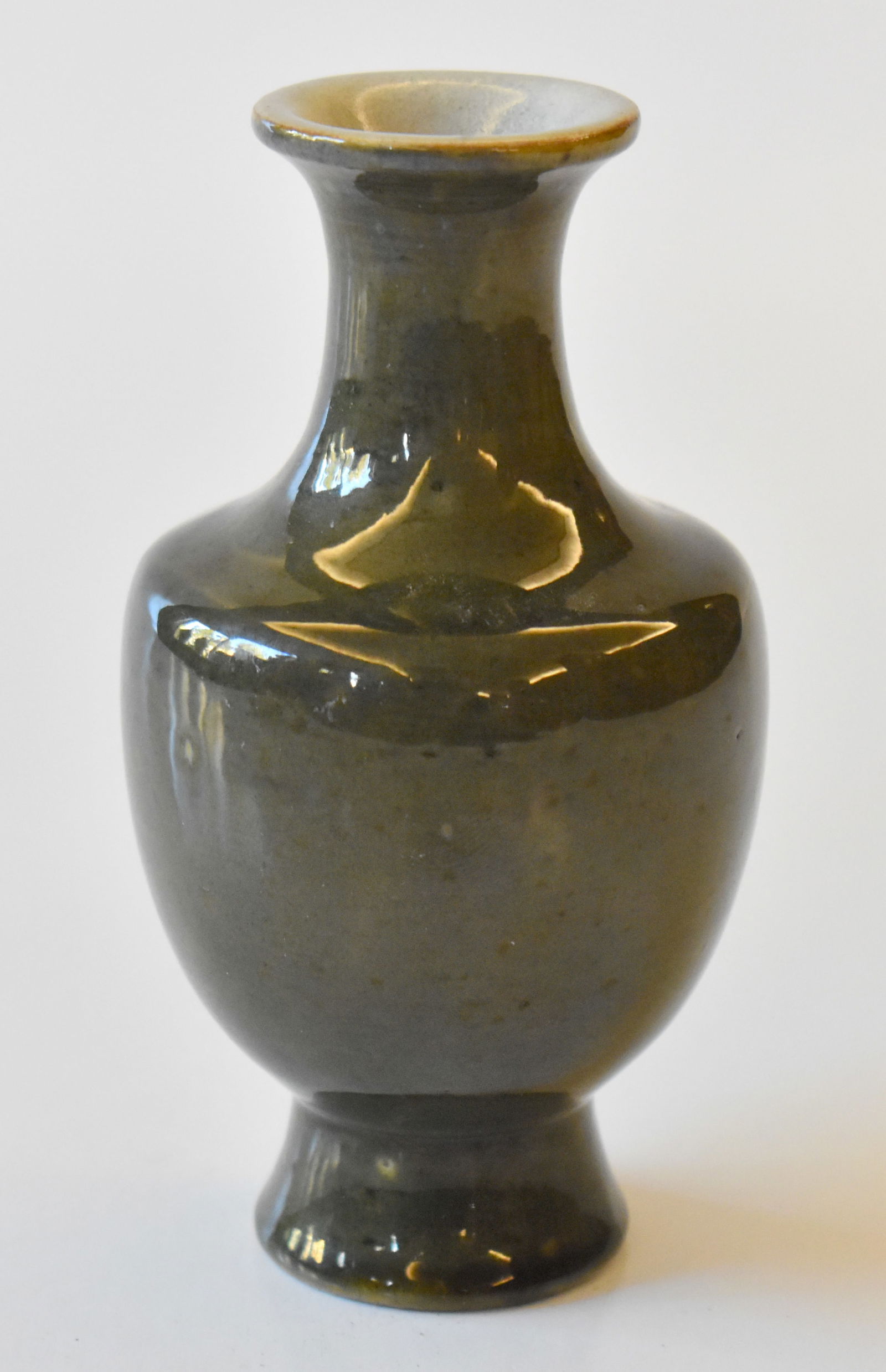 Cina piccolo vaso in porcellana verde scuro cm.x h. 12: Cina piccolo vaso in porcellana verde scuro cm.x h. 12