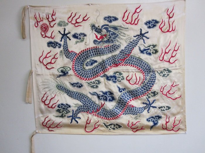 A Silk Plain White Banner of Qing Dynasty Army: Qing Plain white banner(正白旗）embroidered dragon and propitious clouds is one of important banner with Qing Eight Banners (In Manchu: jakūn gūsa jakūn gūs