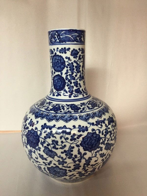 Qing Beautiful Blue And White Porcelain Vase (1 of 3)