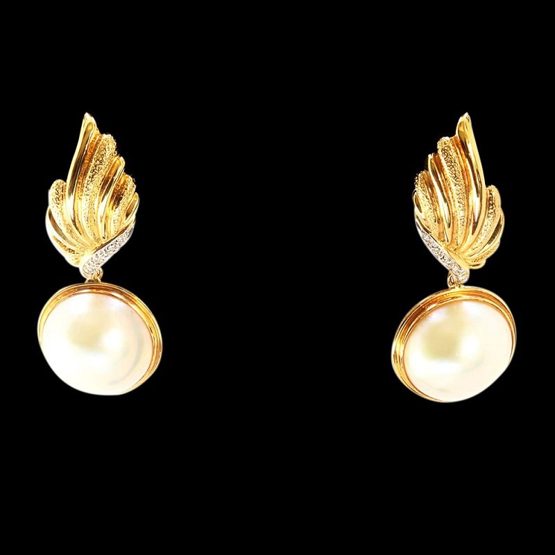 A Pair Of 14K Yellow Gold Earing With 16MM Pearl (1 of 3)
