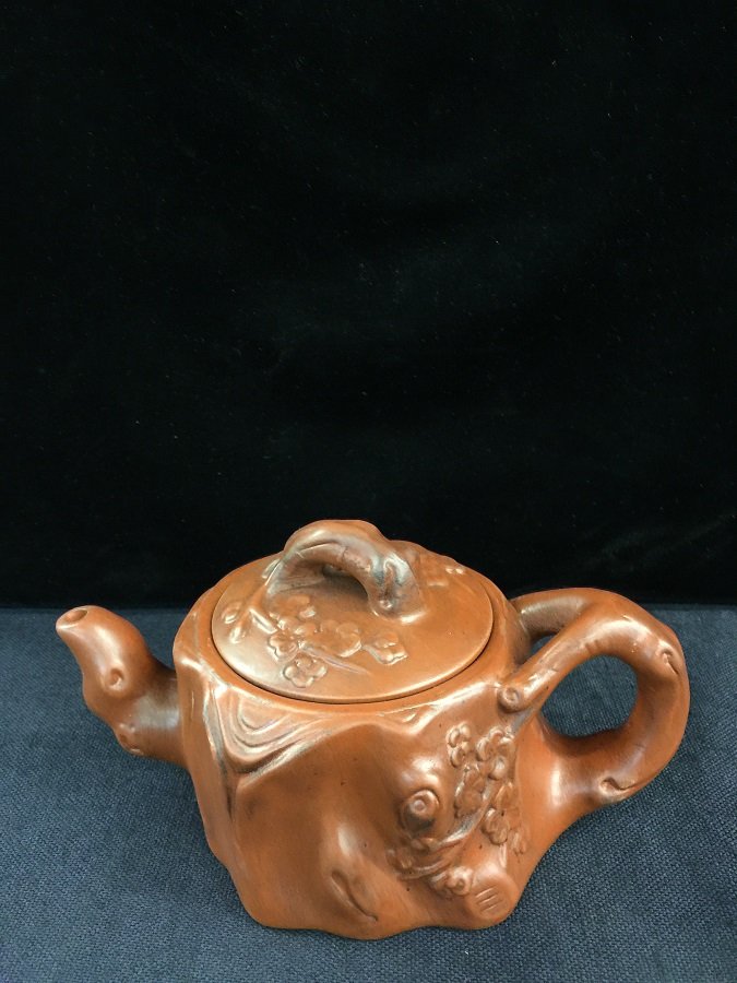 Antique Chinese Zisha Tea Pot: A nicely shape of Chinese antique Zisha tea pot with mark on bottom. H 10.0cm; Bottom: 11.0x9.5cm. Provenance: antique store closed on sale.