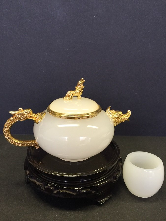 A Finely Carved White Jade Tea Pot Inlaid Dragon (1 of 3)