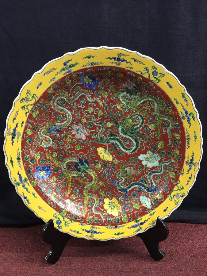 Qing Mark Famillie Rose Porcelain Dragon Charger: A finely Qing mark famillie rose porcelain dragon charger. Dimension: H 6.0cm; Diameter: 45.00cm. Provenance: 30 Years Antique Store Closed On Sale.