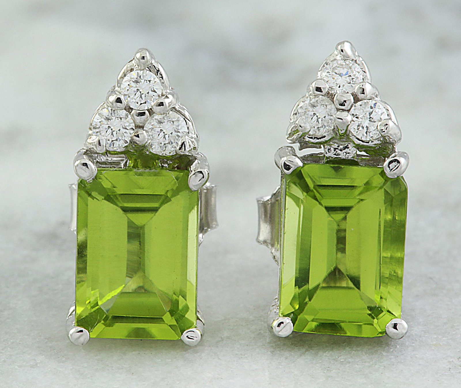 2.65 CTW Peridot 18K White Gold Diamond Earrings: 2.65 CTW Peridot 18K White Gold Diamond Earrings Manufacturer's Suggested Retail Price: $ 1850.00 Stamped: 18K Total Earrings Weight: 1.5 Grams Peridot Weight: 2.50 Carat (7.00x5.00 Millimeters) Diamo