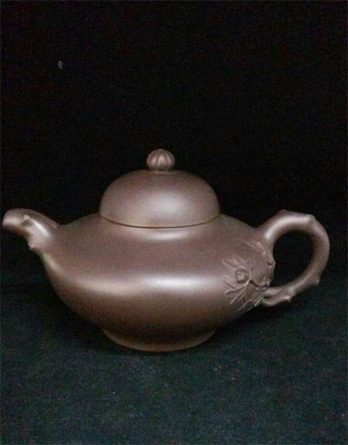 20TH MID CHINESE YIXING TEAPOT (何道: 何道洪款紫泥壺。容量：340CC。我們保證真紫砂壺。In mid twentieth Century, &