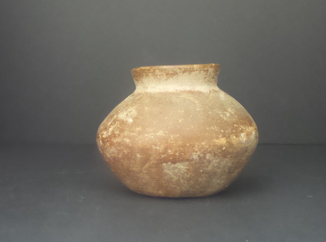 THE HAN DYNASTY POTTERY.: 汉代陶罐。尺寸：直径：9.7cm 高：7.7cm The han dynasty pottery. H:7.7cm。