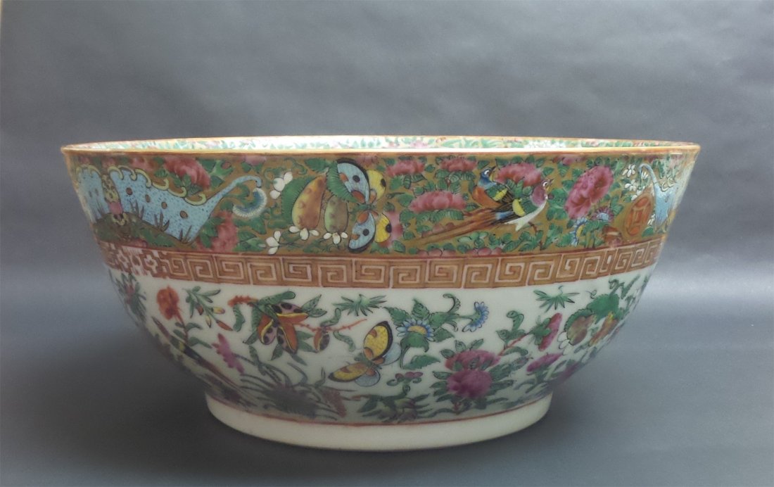 LARGE CHINESE EXPORT FAMILL-ROSE FLOWERS AND BIRDE BOWL: 清中期粉彩花鸟大碗。碗是最常见不过的生活用品，几乎