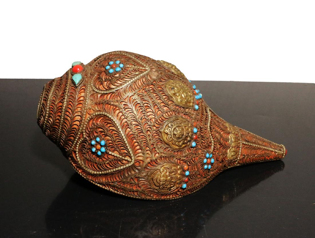 Tibet/Nepal. 1950 AD. Big Shankha shell handmade craft: Tibet/Nepal. 1950 circa. Wonderful big Shankha shell totally decorated with an handmade embroidered craft work in bronze and decorated with hard stone. 1120 gr. - 22X12X12 cm. Used for tantric buddhis