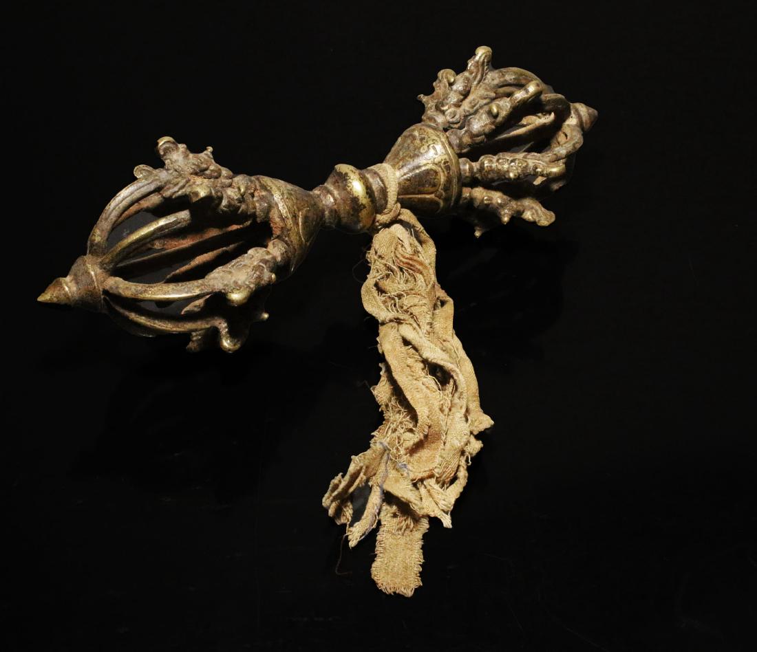 Tibet. Ancient tantric buddhist Dorje or Vajra. Early: Tibet. Ancient tantric buddhist Dorje or Vajra. Early 1800 circa. 740 gr. - 23X7X7 Cm. Very rare