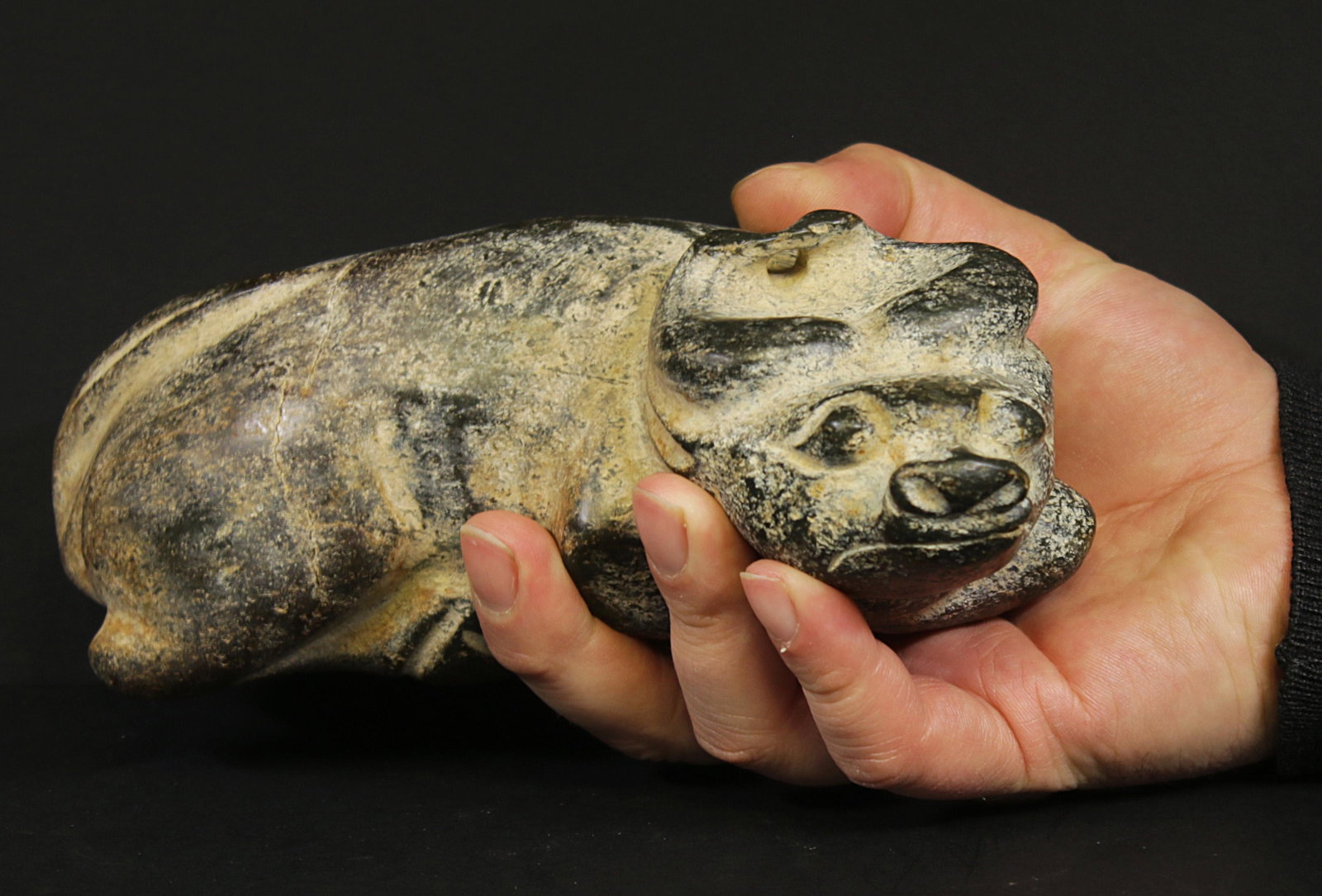 China 1600/1700 AD Handcarved hardstone Fu dog 1,7 kg: China. Late Ming\early Qing dynasty. 1600/1700 AD. Handcarved hardstone Fu dog statue. 1769 gr. - 20x7,5x11 cm. Very rare
