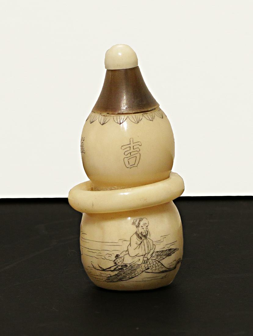 China 1920 AD. Snuf bottle. Bone encarved. Handmade: China. Ming Guo period. 1920 AD. Snuf bottle. Bone encarved. Handmade black painting. With a decoration ring. 39,30 gr. - 6,7 x2,8 cm