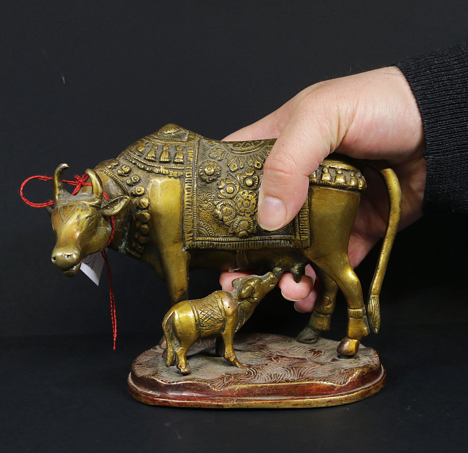 Tibet 1950 AD Bronze Cow statue 1,5 kg. - 14x18x9 cm (1 of 6)