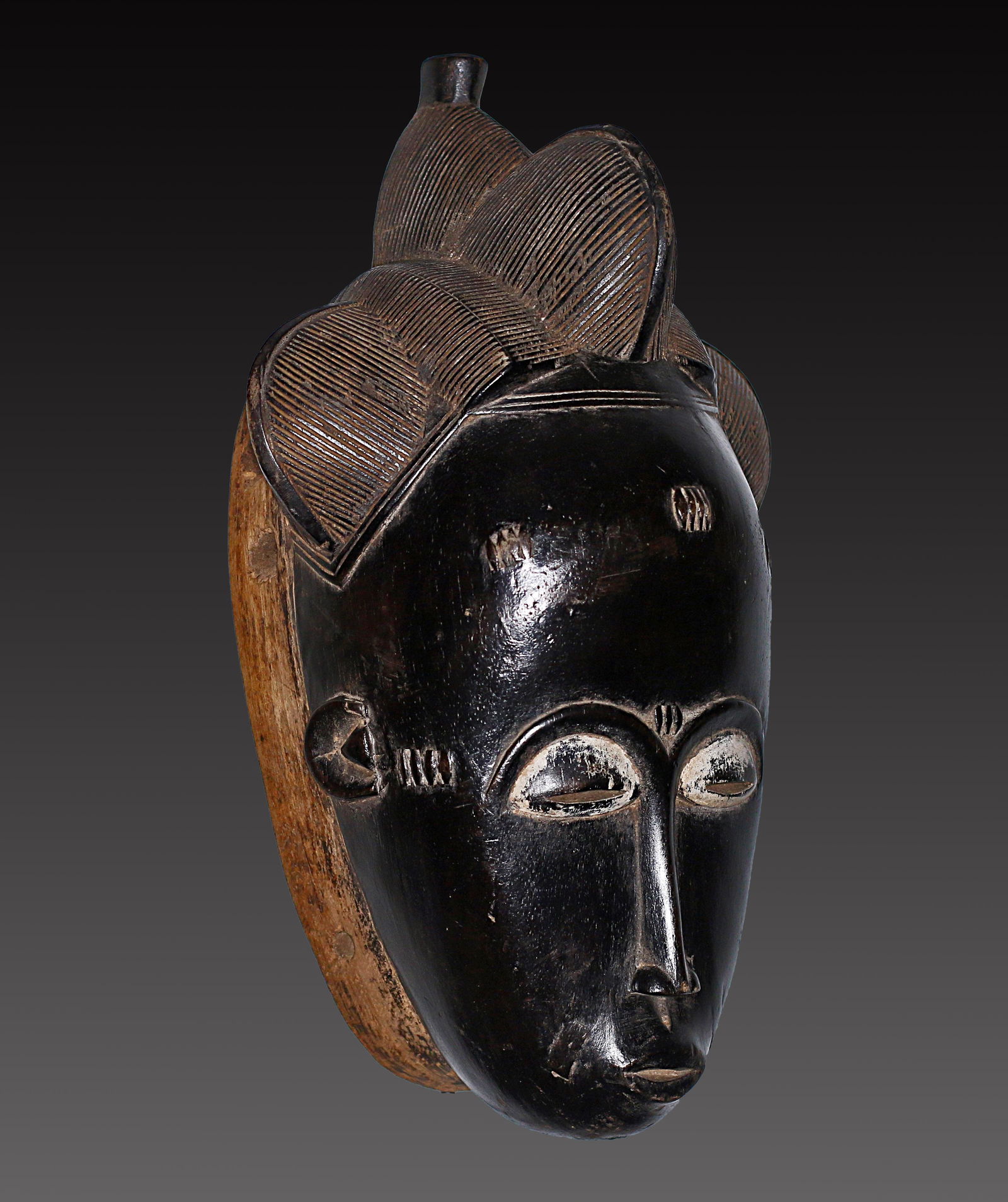 Ivory Coast Baule people Old Ceremonial mask 1970: Ivory Coast Baule people. Old Ceremonial mask. Traces of white pigmentation. 1970 circa. 1649 gr. - 41x24x17 cm. Extremely fine. Rare. Provenance Fall Elhadji. The Baule are one of the Akan peoples. T