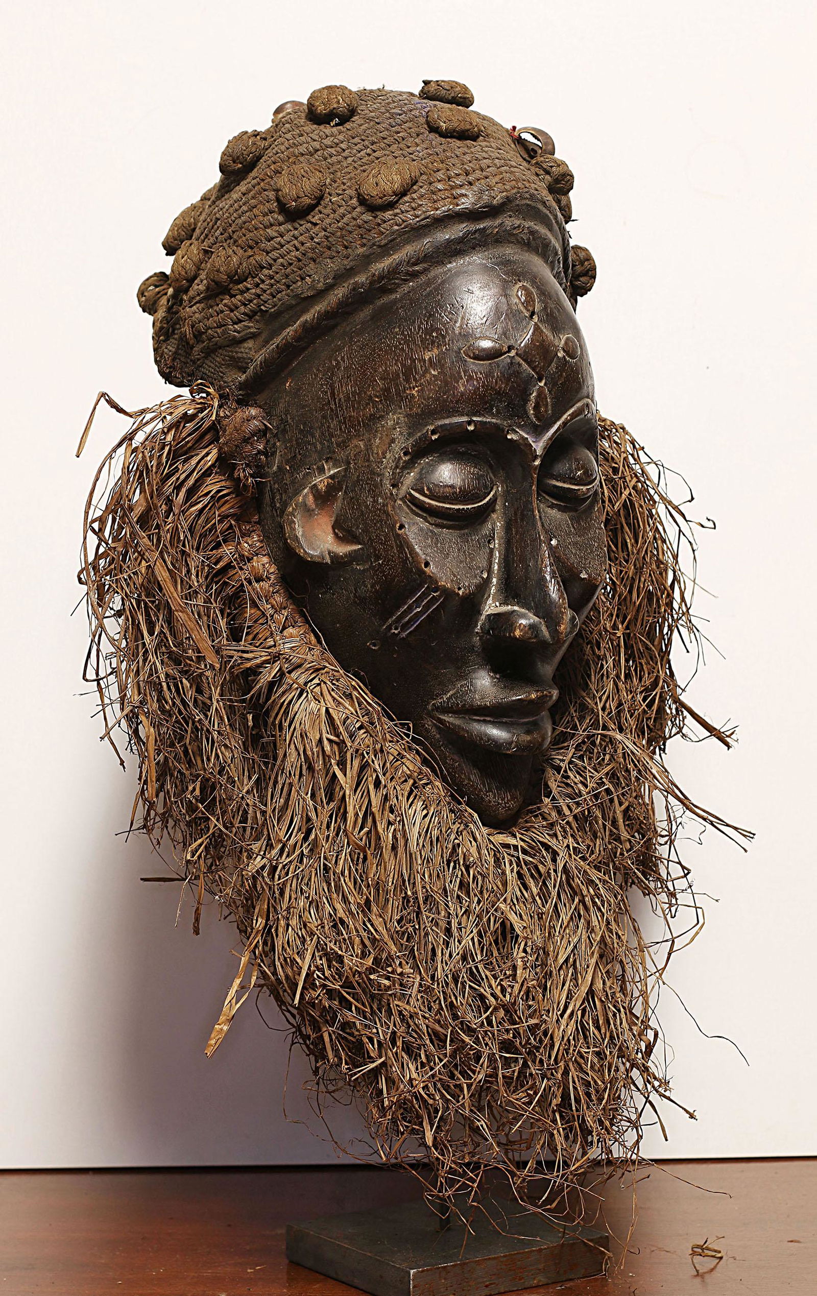 Angola. 1950 circa. Impressive Chokwe mask. 1,4 Kg. - (1 of 6)