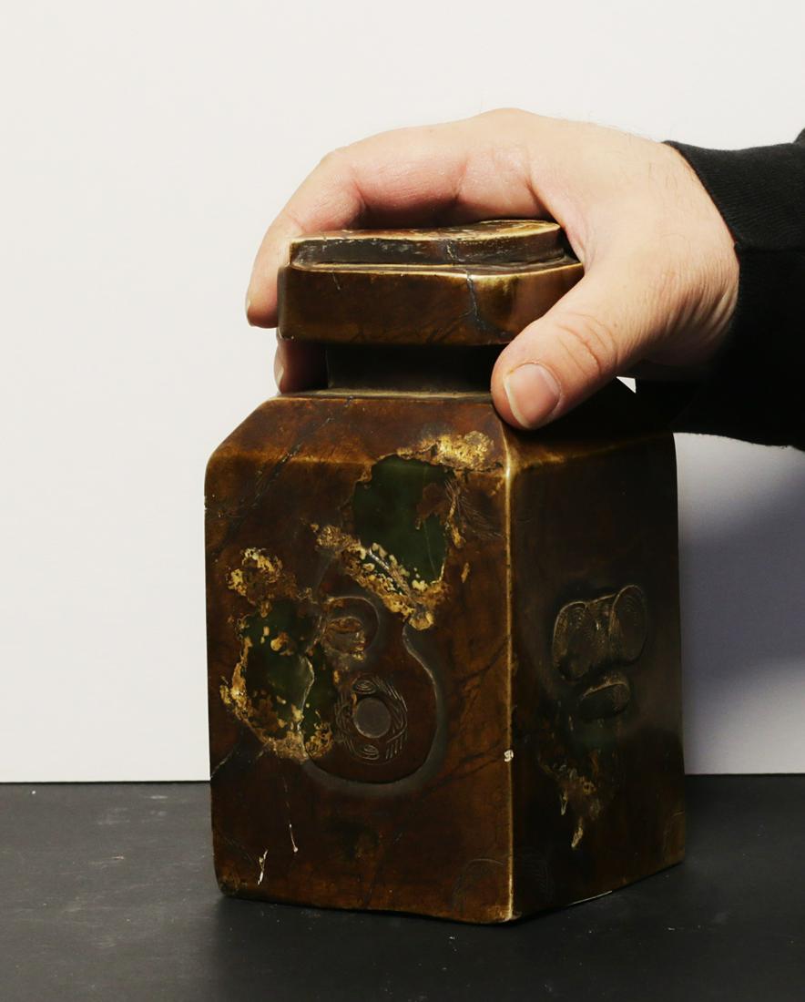 China empire Beijing 1800 Jade seal extremely decorated: China empire. Beijing. 1800 AD. Jade seal extremely decorated. Fish on the top. Green-Brown color. 2,9 kg. - 17x9x9 cm. Rare. Extremely fine