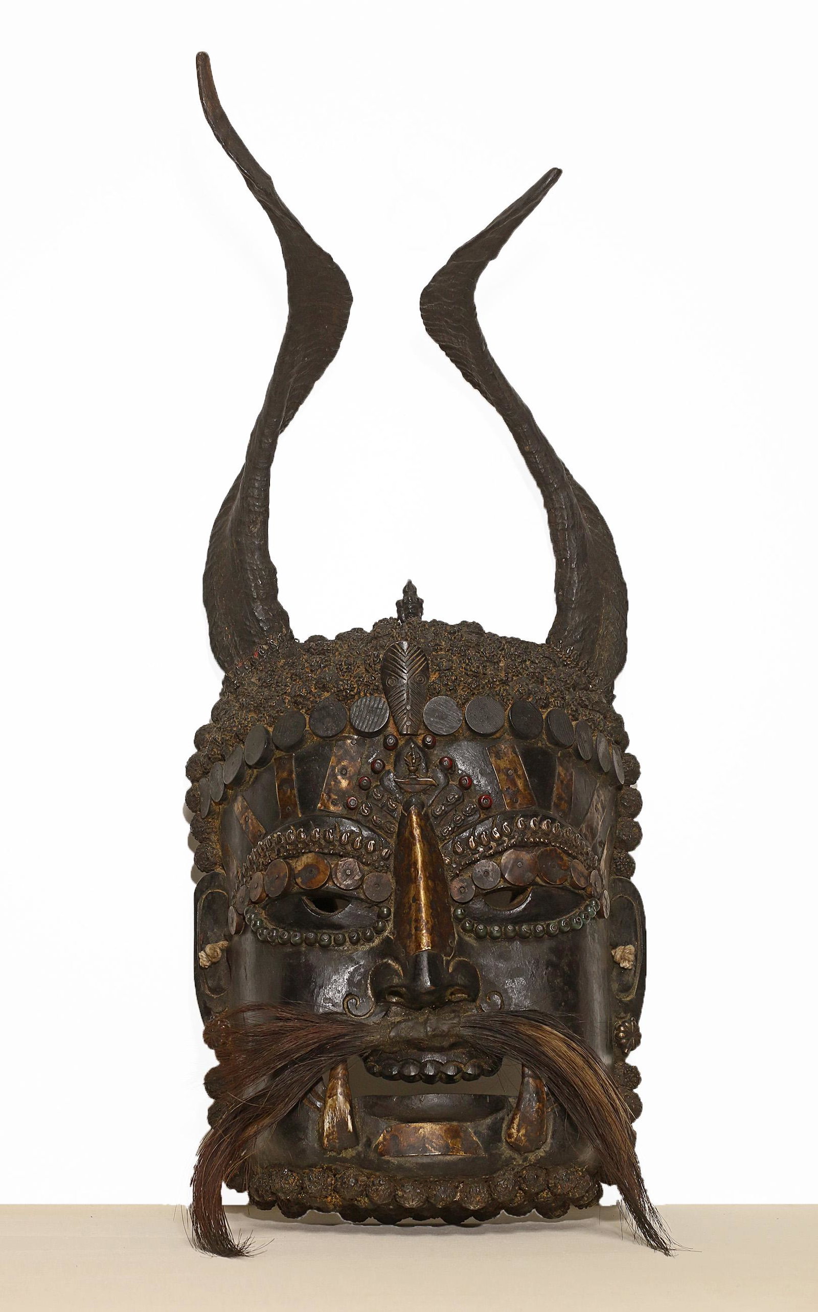 Tibet Himalayan tribes 1960 Shaman wooden mask. 1.9 kg.: Tibet. Himalayan tribes. 1960. Rare and impressive Shaman wooden mask. 1.9 kg. 53x25x12 cm. Sold with pedestal. Extremely decorated: Antelopes horns; Tooth and beard was composed by Yak fur and bones;