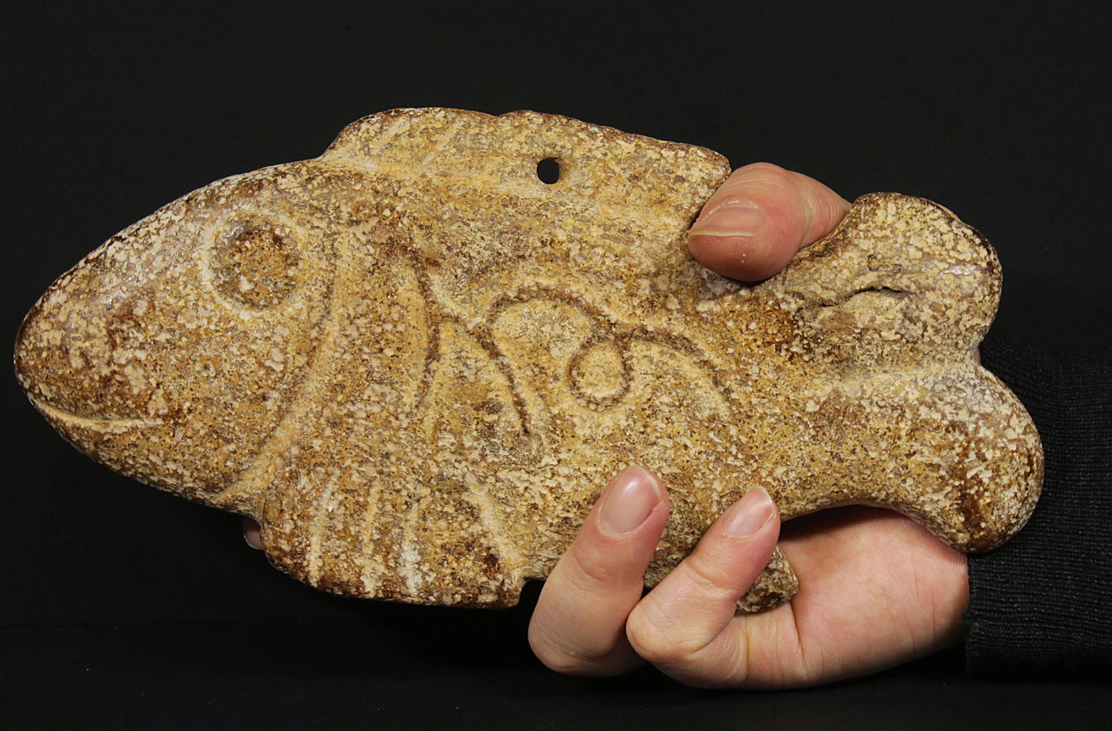 China 1500/1600 AD Handcarved hardstone fish statue.: China. Late Ming\early Qing dynasty. 1500/1600 AD. Handcarved hardstone fish statue. 823 gr. - 23,5x11x2 cm. Very rare