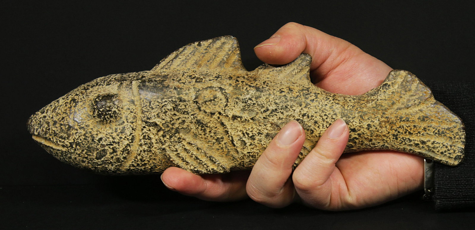 China 1500/1600 AD Handcarved hardstone fish statue 983: China. Late Ming\early Qing dynasty. 1500/1600 AD. Handcarved hardstone fish statue. 983 gr. - 26x8x4,5 cm. Very rare