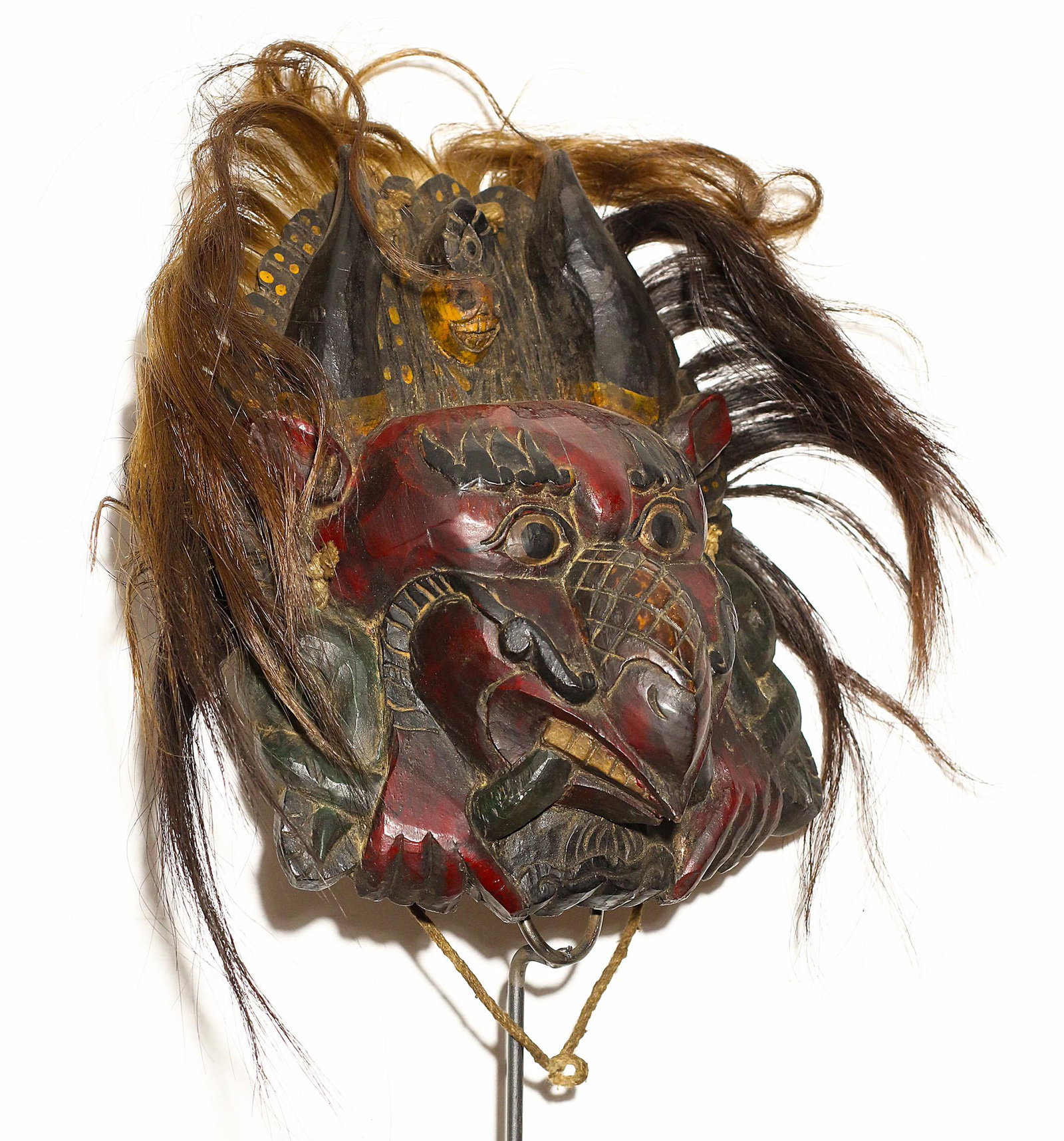 Himalayan tribes Garuda Mask 1970 28cm sold with: Tibet\Nepal. Himalayan tribes. 1970/1980. Rare and impressive Garuda wooden mask. Decorated with yak fur. Extremely fine handamde carving. 838 gr. - 28x22x11 cm. Sold with pedestal