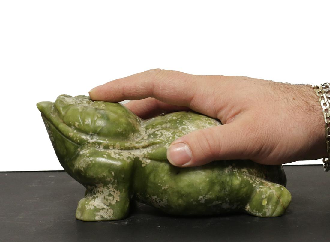China Empire 1800-1850 Jade encarved statue of: China Empire. Late Qing 1800-1850. Jade encarved statue of Frog\Dragon. 1,9 kg. - 18x8x11 cm. Extremely fine. Rare