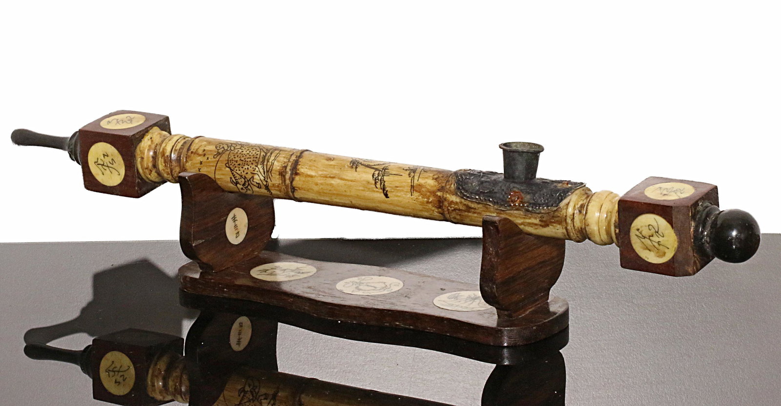 China Ming Guo period 1920 AD. Bone opium pipe with: China. Ming Guo period. 1920 AD. Bone opium pipe with wooden pedestal. Decorate with carved bone, metalwork and painting. 228 gr. - 37x3x3 cm