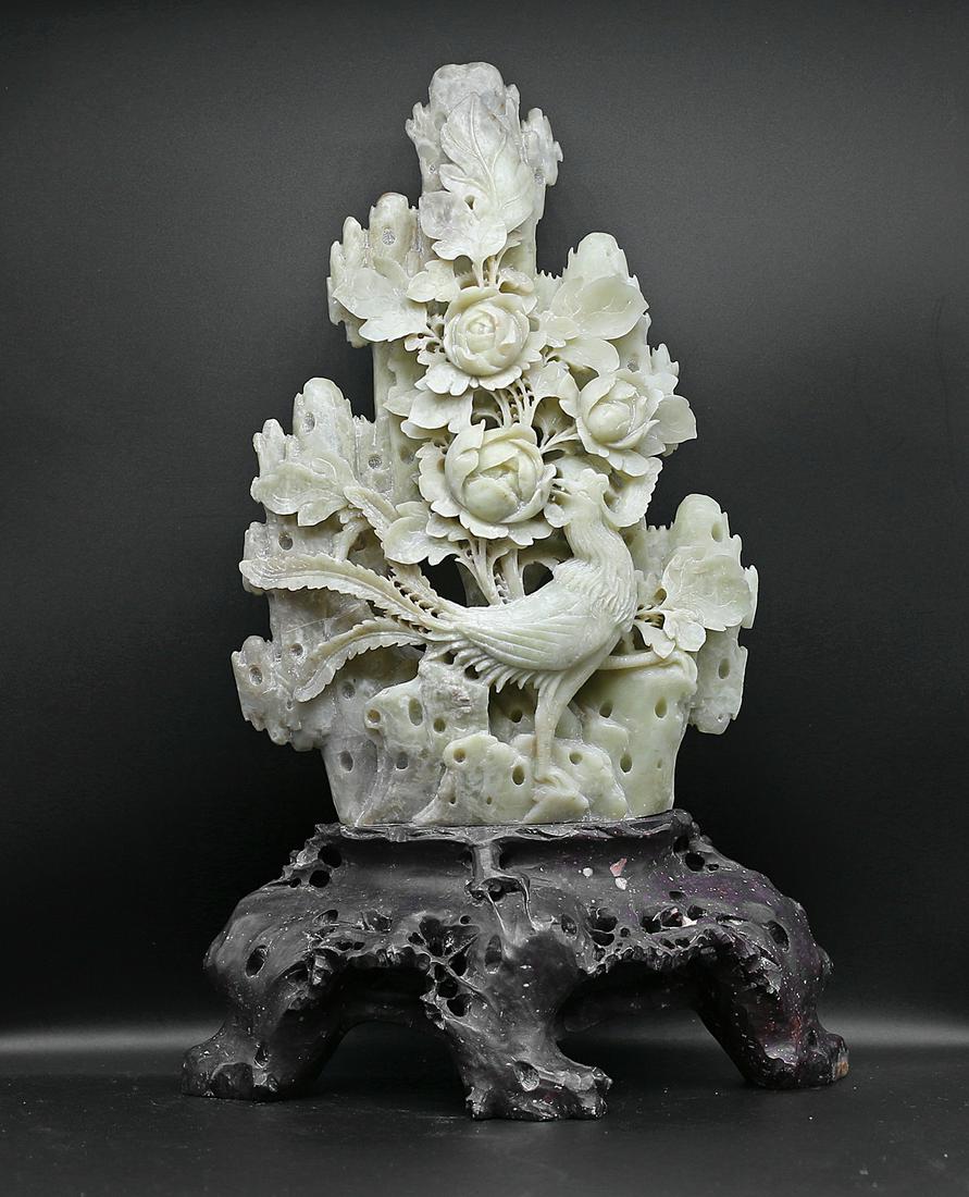 China Qing dynasty Soapstone statue 3,6 kg-34,5cm: China. Late Qing dynasty. 1910 circa. Soapstone statue with elegant rooster and floreal encarving, with black stone ecarved pedestal. Rare and extremely fine. 3,6 kg. - 34,5x17,5x10 cm