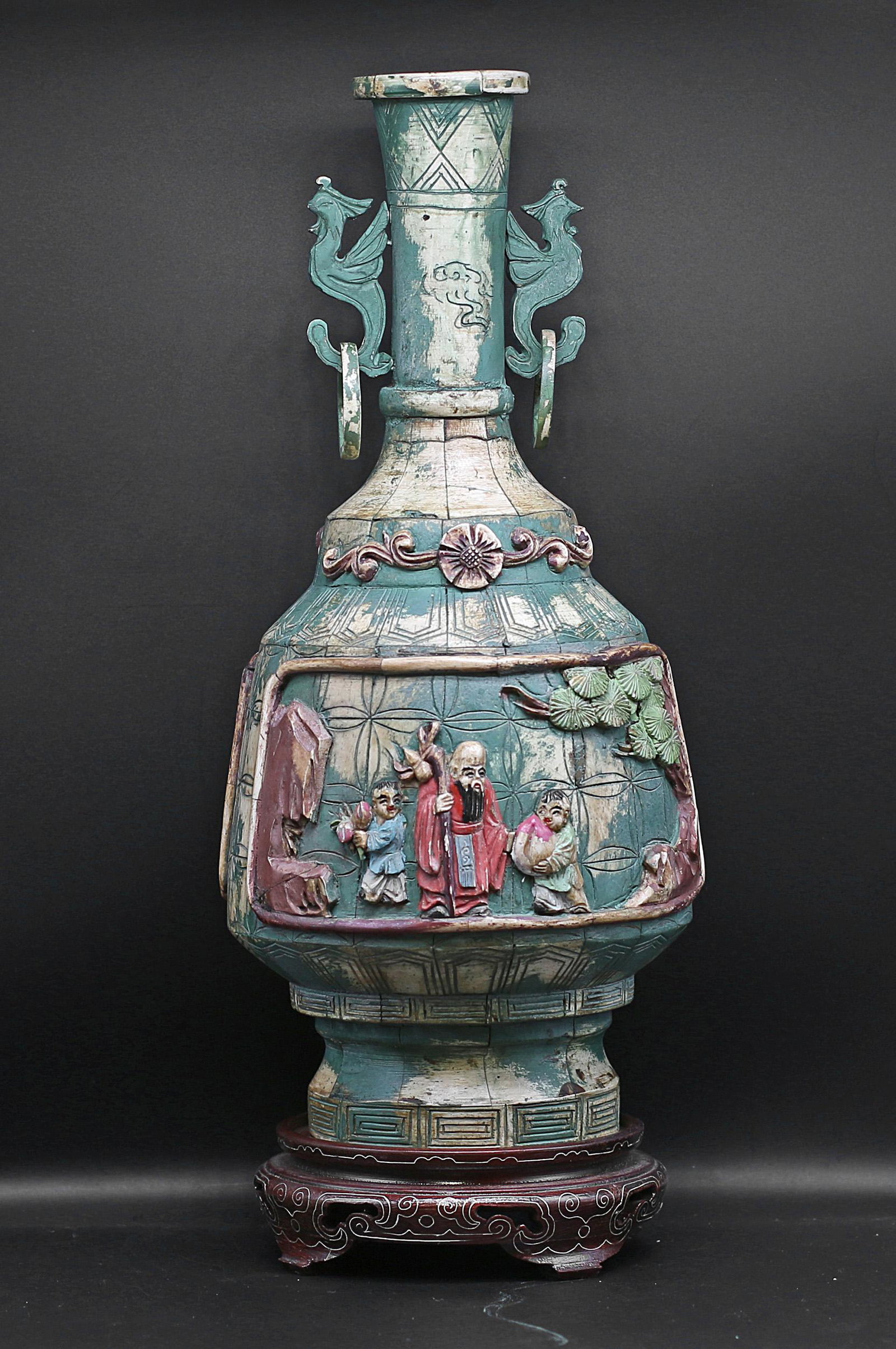 China 1920 Bone encarved vase 1,6 kg -35 cm: China. MinGuo period. 1920 circa. Bone encarved vase composed by bone gusset finely handmade carved. Decorated with landscapes and figures; green colored with wooden pedestal. 1,6 kg. - 35x14x14 cm