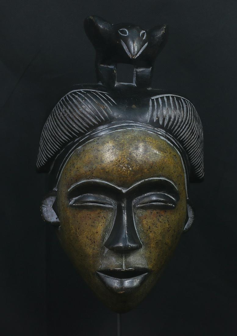 Nigeria Igbo Wooden mask 39cm: Nigeria. 1970 circa. Igbo People. Wooden mask decorated with bird crown. Grey\Brown pigmentation. 952 gr. - 39x23,5x15cm