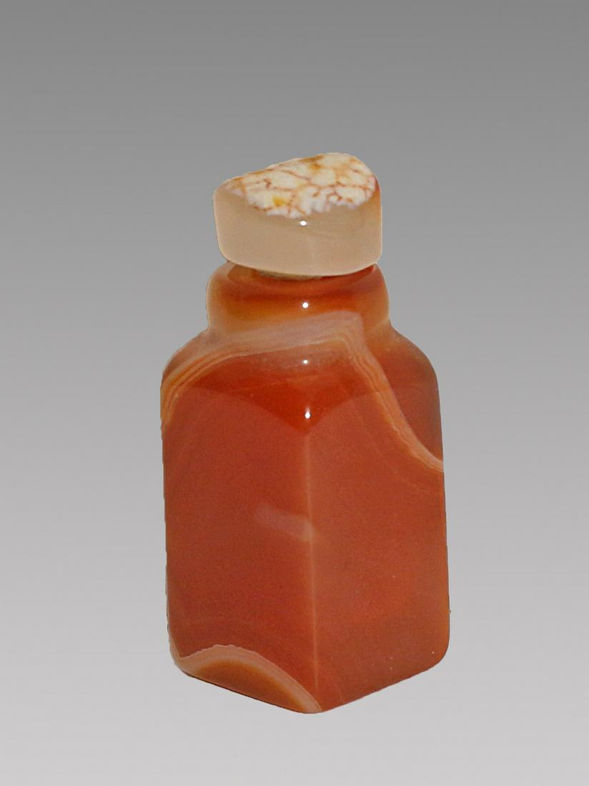 China Min Guo Period 1920 Handcarved agate snuff bottle: China. Min Guo Period. 1920 circa. Handcarved agate snuff bottle. 40 gr. - 53x20x20 mm