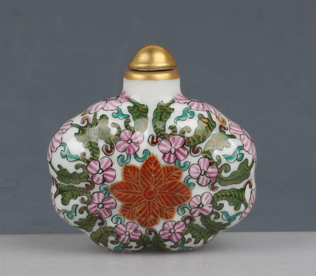 China 1920 Exquisite Handmade flower pattern porcelain snuff bottle (1 of 6)