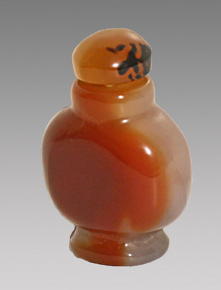 China Min Guo Period 1920 Handcarved agate snuff bottle: China. Min Guo Period. 1920 circa. Handcarved agate snuff bottle. 54 gr. - 54x37x21 mm