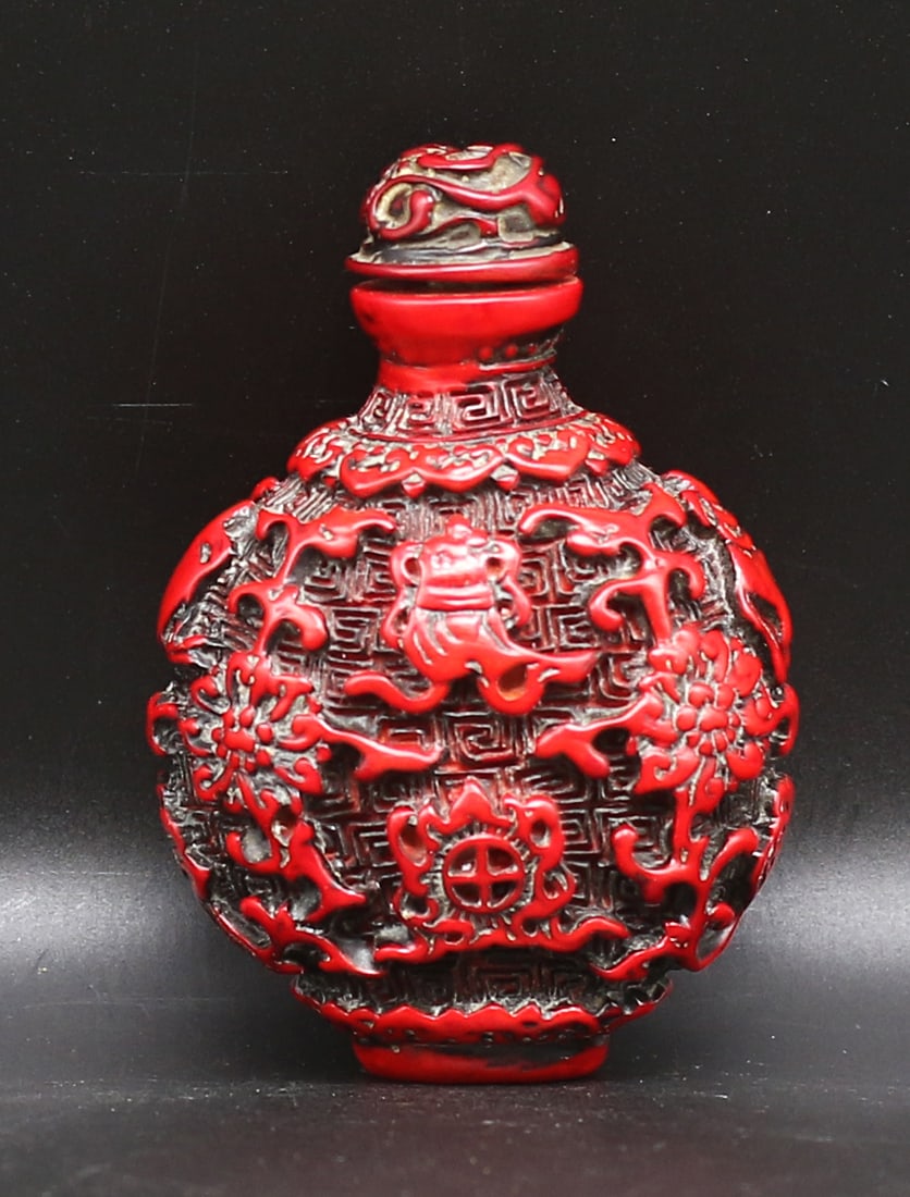 China Min Guo 1920 lacquer snuff bottle (1 of 5)