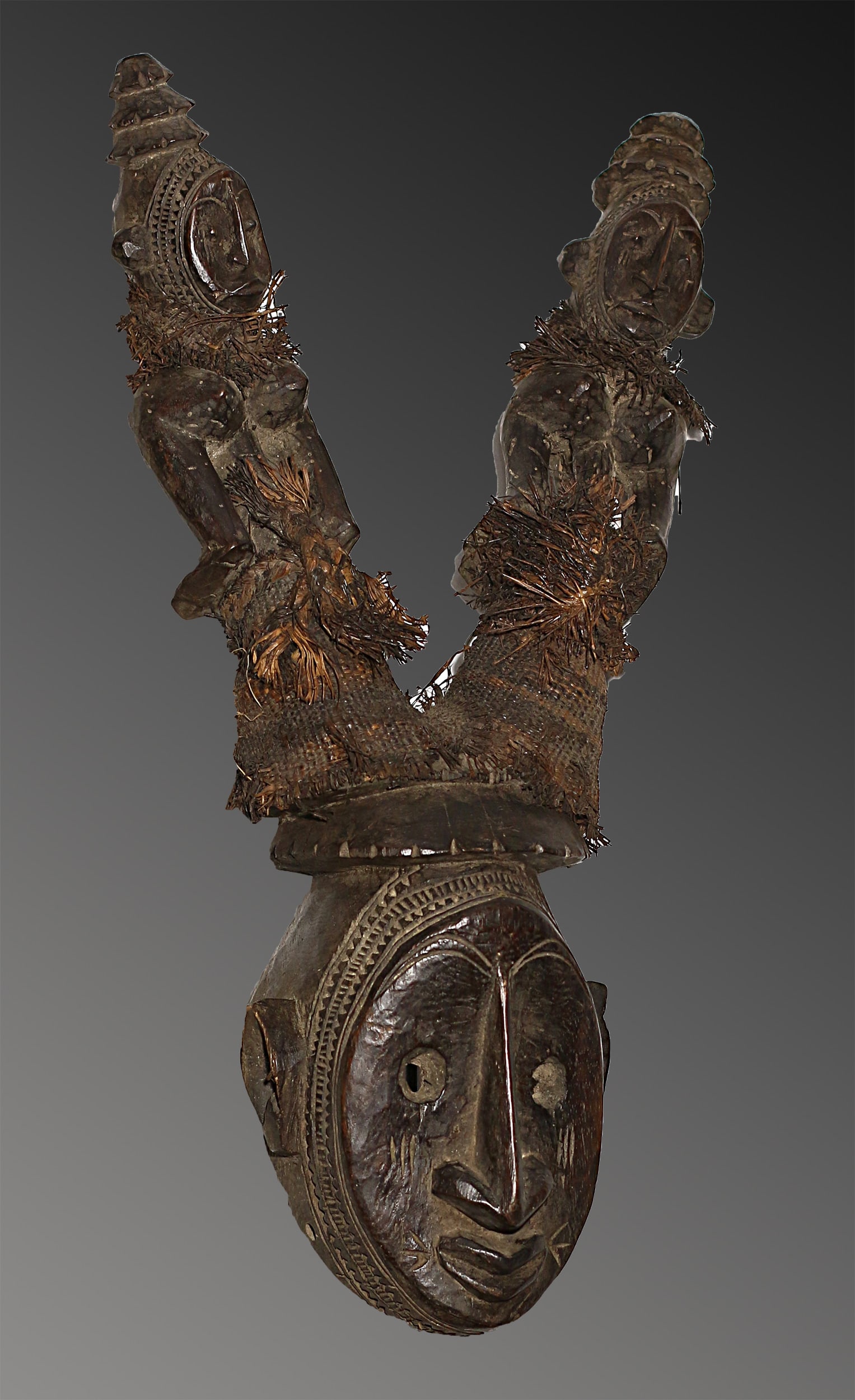 Mali. 1950 circa. Very rare Dogon Kanaga 3 heads mask. 1,4 kg. - 53x27x14 cm.: Mali. 1950 circa. Very rare Dogon Kanaga 3 heads mask. 1,4 kg. - 53x27x14 cm. Decorated with fabric. One of the most popular types of masks in the Sanga region is the type known as kanaga. Like other