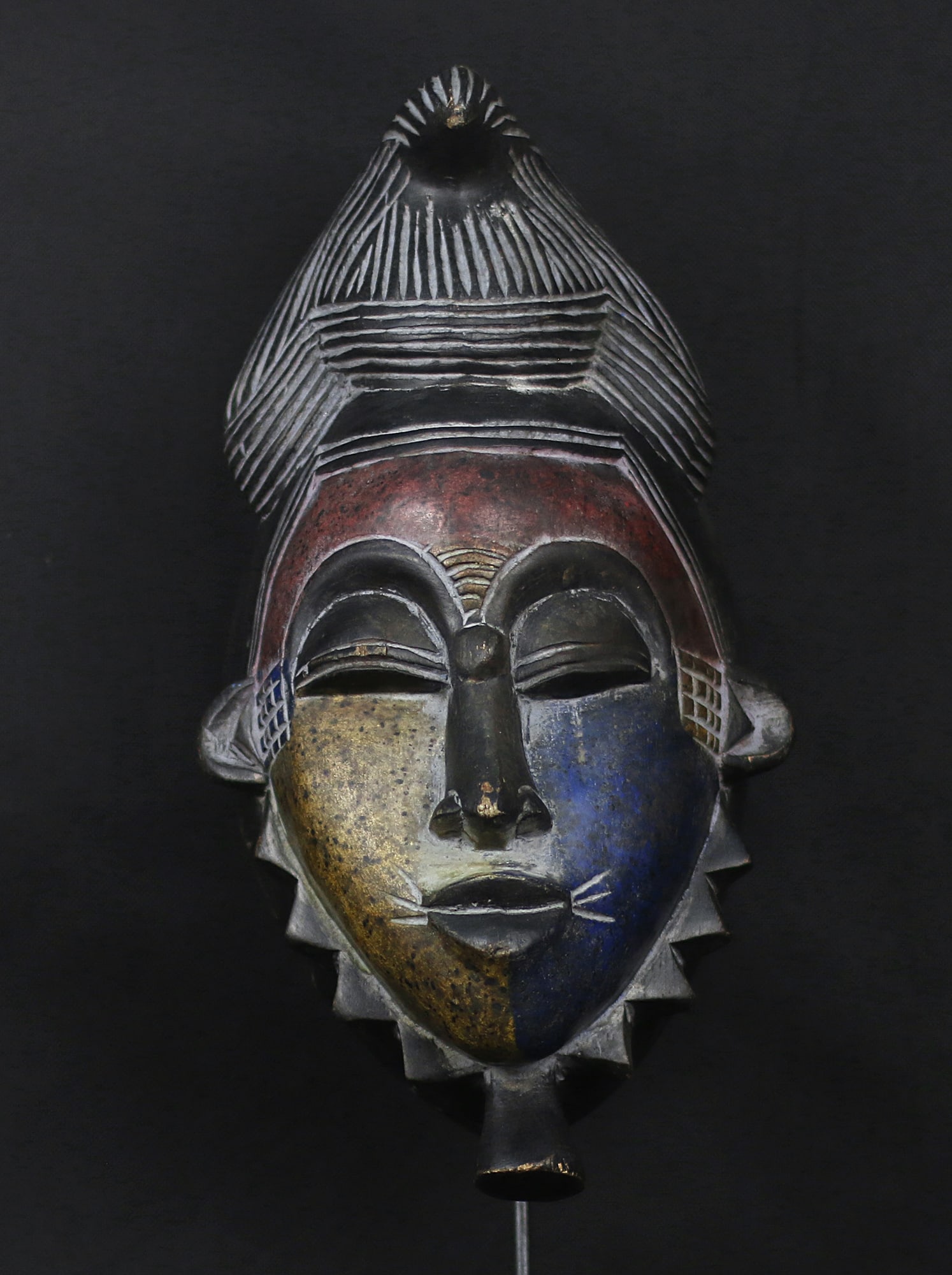Nigeria 1970 Igbo Wooden mask 37cm: Nigeria. 1970 circa. Igbo People. Wooden mask decorated, wooden crown on the top. Multicolored pigmentation. 907 gr. - 37x20x15cm