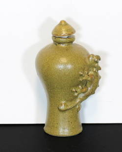 China MinGuo 1920 Porcelain snuff bottle: China. Min Guo period. 1920 circa. Porcelain snuff bottle. 73 gr. - 8x5x4 cm.