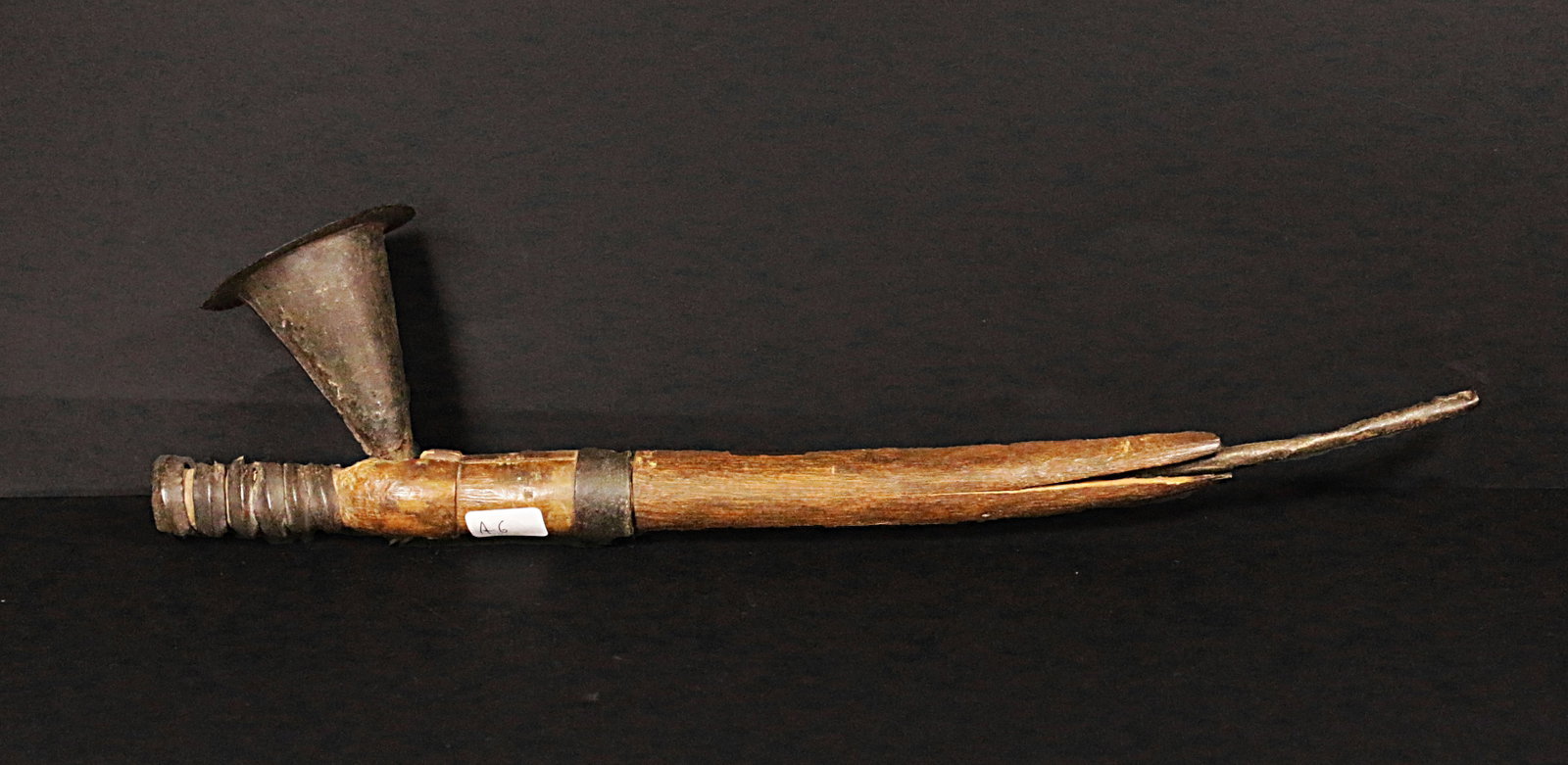 Ivory Coast 1910 Large Senufo ritual pipe: Ivory Coast. Senufo. 1910 circa. Large Senufo ritual pipe in wood/bronze. Rare. 35 cm . 129 gr. Rare