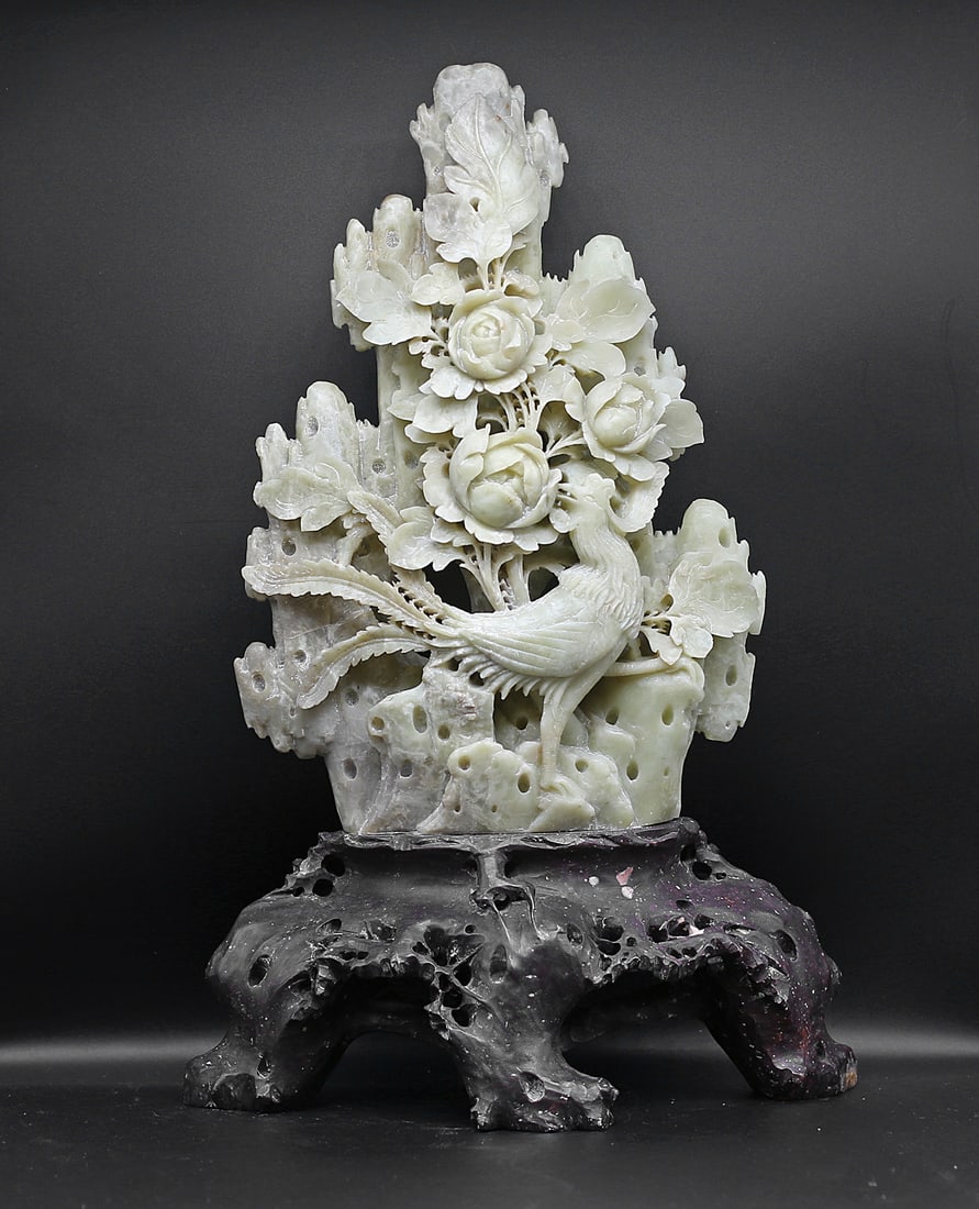 China Qing dynasty Soapstone statue 3,6 kg-34,5cm: China. Late Qing dynasty. 1910 circa. Soapstone statue with elegant rooster and floreal encarving, with black stone ecarved pedestal. Rare and extremely fine. 3,6 kg. - 34,5x17,5x10 cm