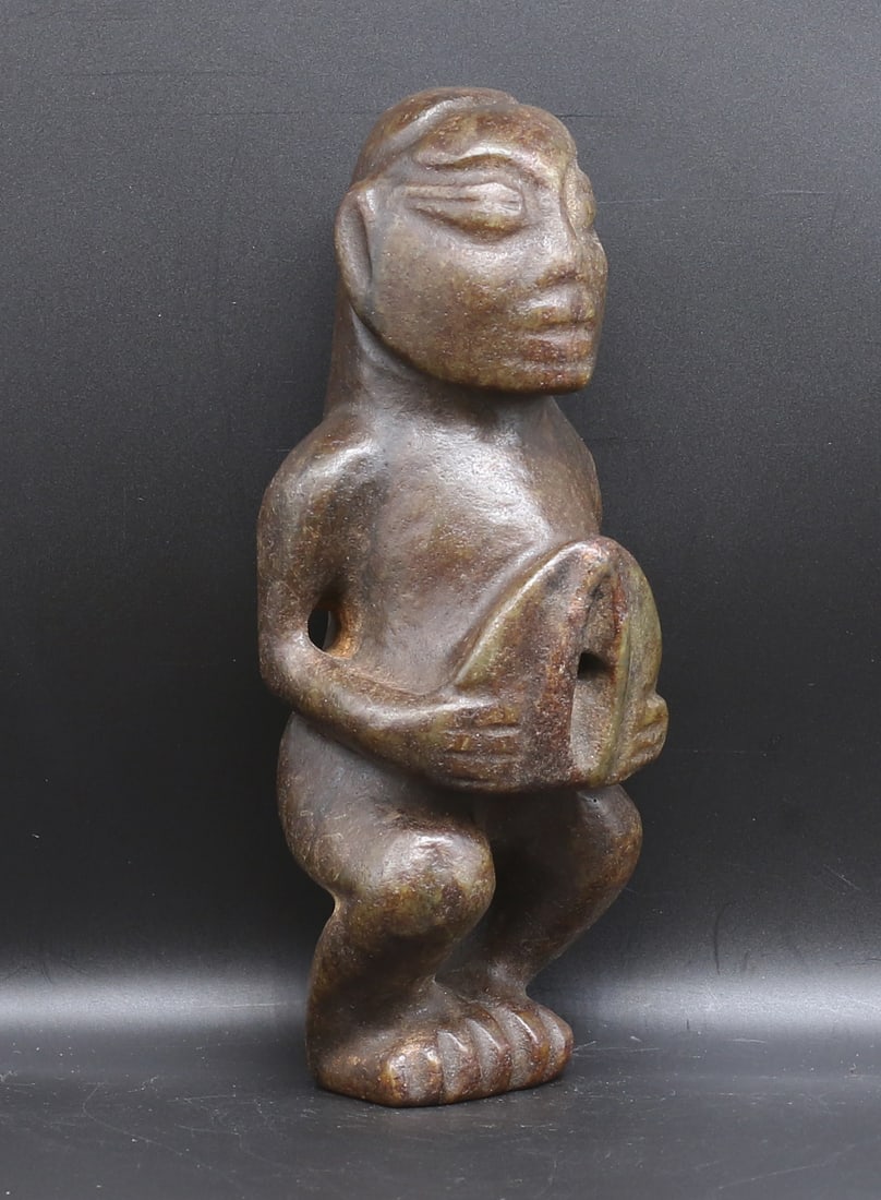 China/Mongolia Honshan style stone statue 1,16kg: China/Mongolia. 1700/1800. Handcarved stone statue in a human figure holding female sexual organ. (symbol of fertility). 1,16kg. - 19x7x7 cm