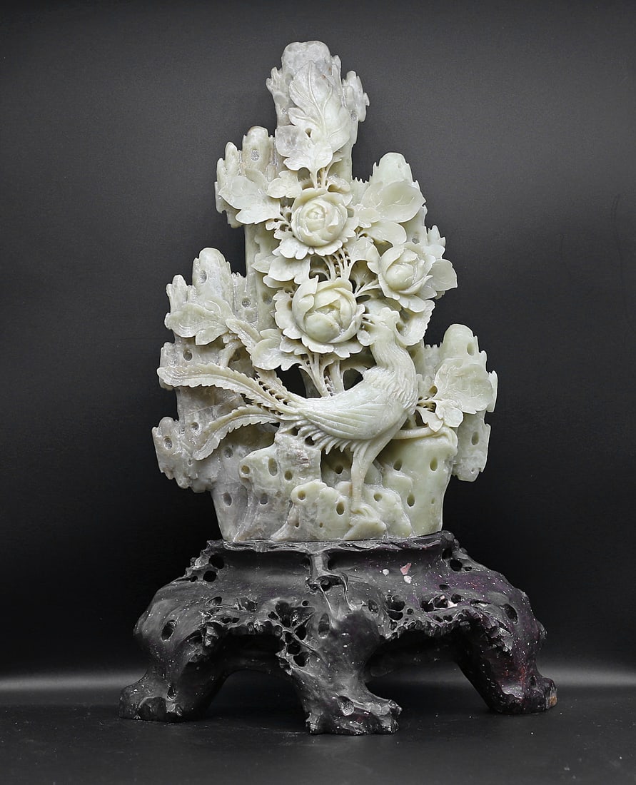 China Qing dynasty Soapstone statue 3,6 kg-34,5cm: China. Late Qing dynasty. 1910 circa. Soapstone statue with elegant rooster and floreal encarving, with black stone encarved pedestal. Rare and extremely fine. 3,6 kg. - 34,5x17,5x10 cm