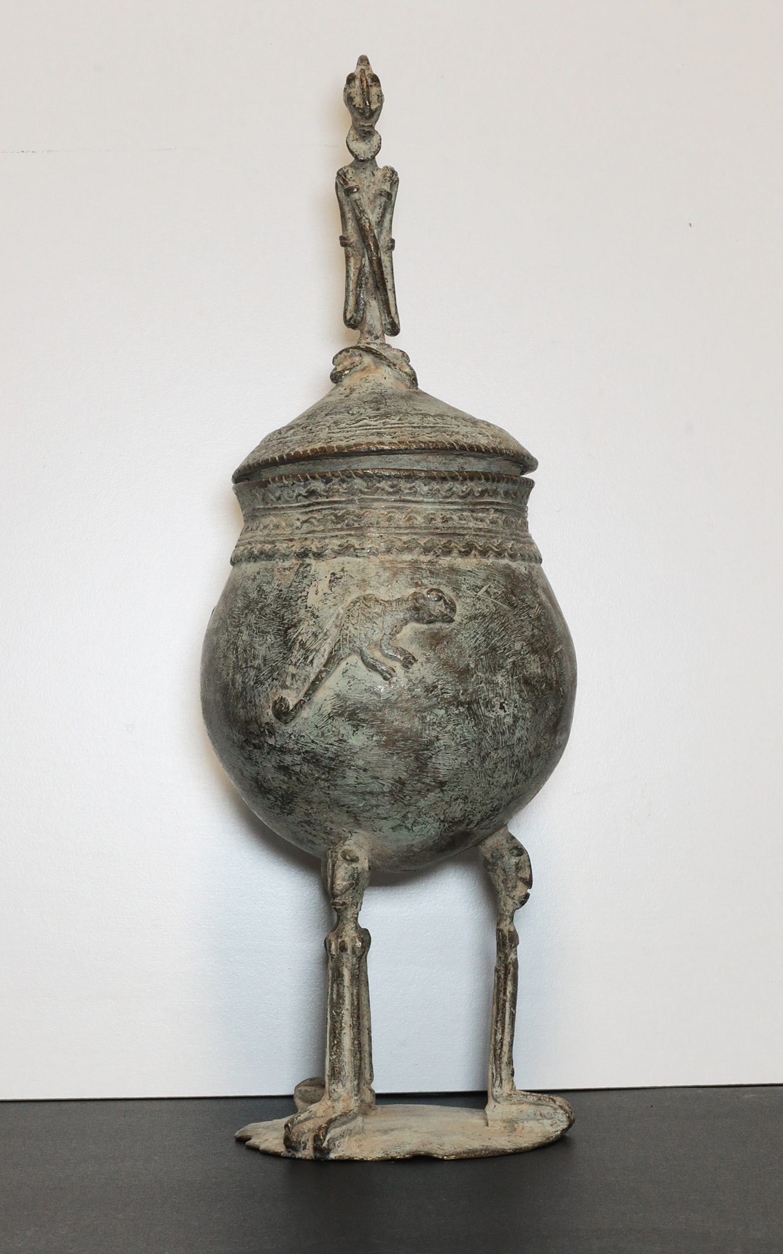 Mali Dogon Ritual container 1,4 kg. - 32x12x12 cm: Mali. Dogon. Ritual container with lid and decorations. This type of container was used to store medicinal preparations, ointments, tobacco, but also as vessels for oracles. 1,4 kg. - 32x12x12 cm