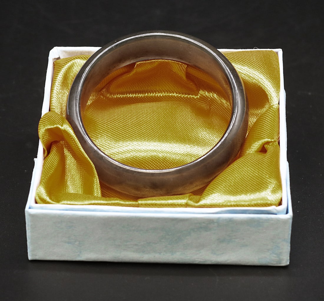 China Gray Green Jade bangle 6,6 cm: China. Gray \ Green Jade bangle / bracelet. 40,20 gr. - Diameter: 6,6 cm x1,5 cm - Inner Diameter: 5,3 cm