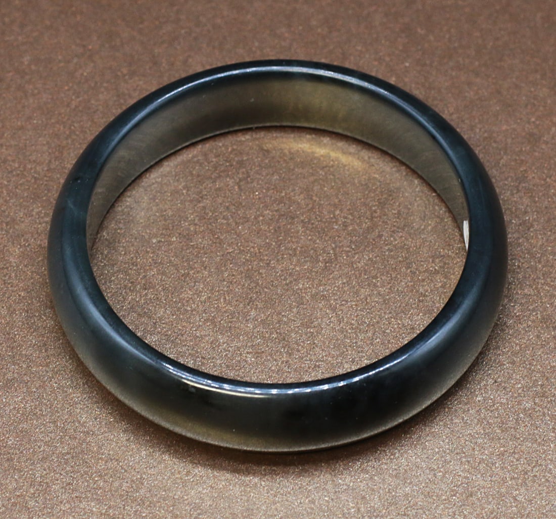 China Gray Green Jade bangle 7,1 cm: China. Gray \ Green Jade bangle / bracelet. 40,0 gr. - Diameter: 7,1 cm x1,5 cm - Inner Diameter: 6 cm