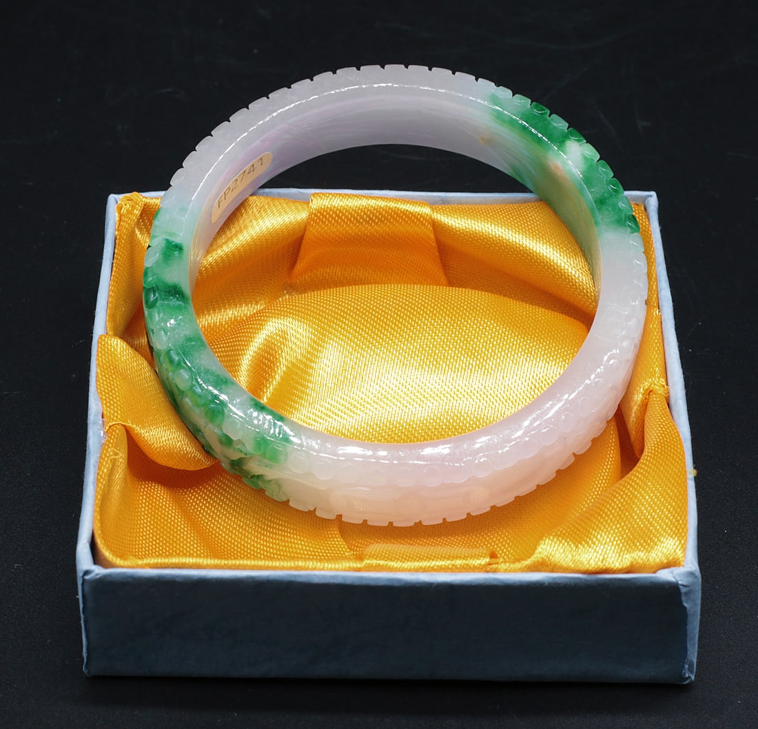 China Green and white Jade bangle 66,70 gr. -: China. Green and white Jade bangle / bracelet fully decorated. 66,70 gr. - Diameter: 7,6 cm x1,5 cm - Inner Diameter: 6,1 cm