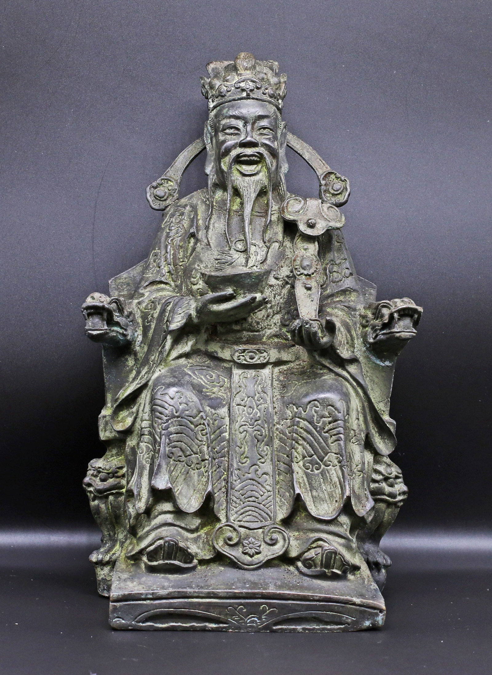 Impressive bronze Confucius statue 2,4 Kg. - 24 cm: China. Impressive bronze Confucius statue. Late Qing dynasty 1880-1905 AD. 2,4 Kg. - 24x12x12 cm.