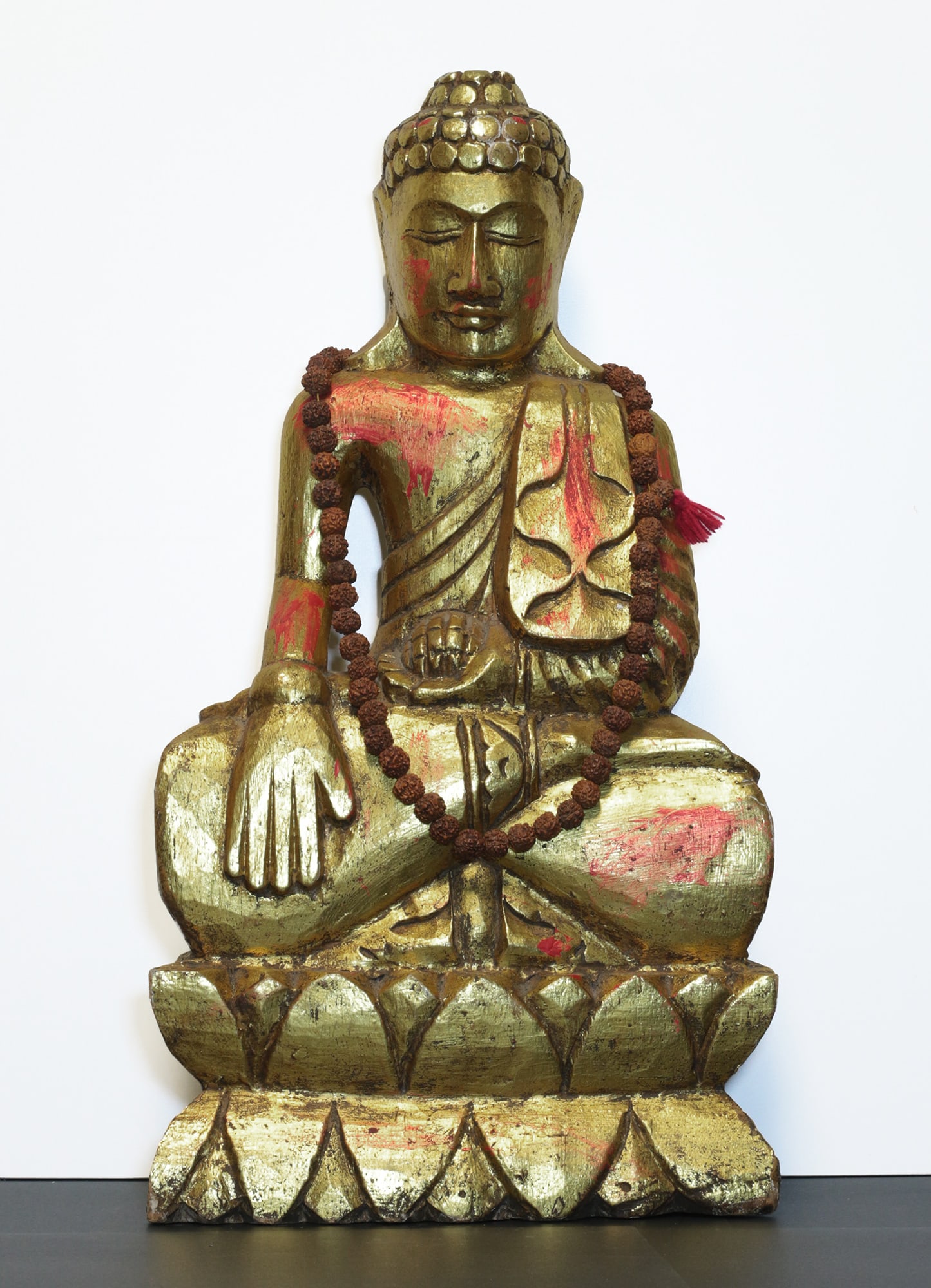 Balinese Buddha figure Wood carving 2,3 kg. - 52 cm: Bali. Balinese Buddha figure, very large, sitting on a throne,Wood carving, painted and gilded; Rudraksha Seeds on Mala Prayer Necklace. 2,3 kg. - 52x27x13 cm