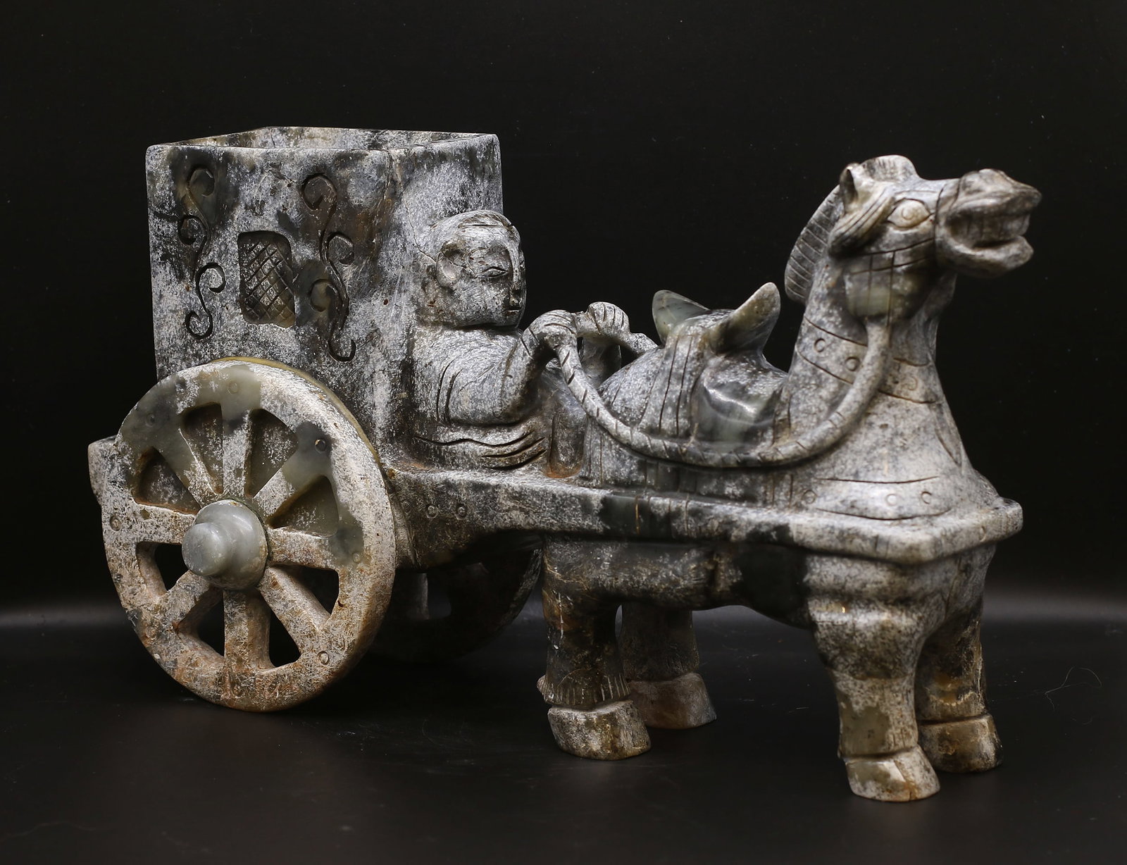 Heavy Chariots statue Qing dynasty 4,2kg-32 cm: China. Late Qing dynasty. 1800 AD. Impressive Handcarved soapstone statue of chariots with canopy. 4,2 kg. - 32x17x12 cm