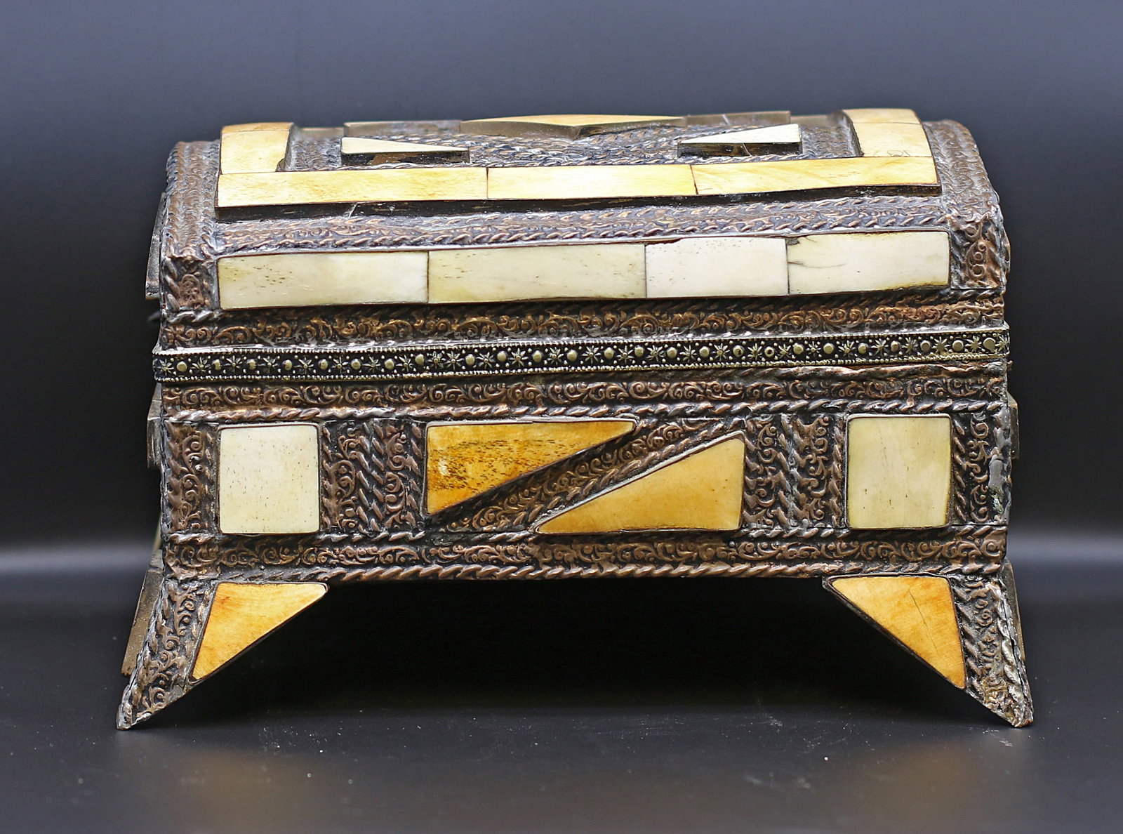 Tibet Old Jewelery box 1,1 Kg.-22 cm: Tibet. 1970 circa. Old Jewelery box fully decorated with carved bone and horn in geometric shape. 1,1 Kg. - 22x17x14 cm