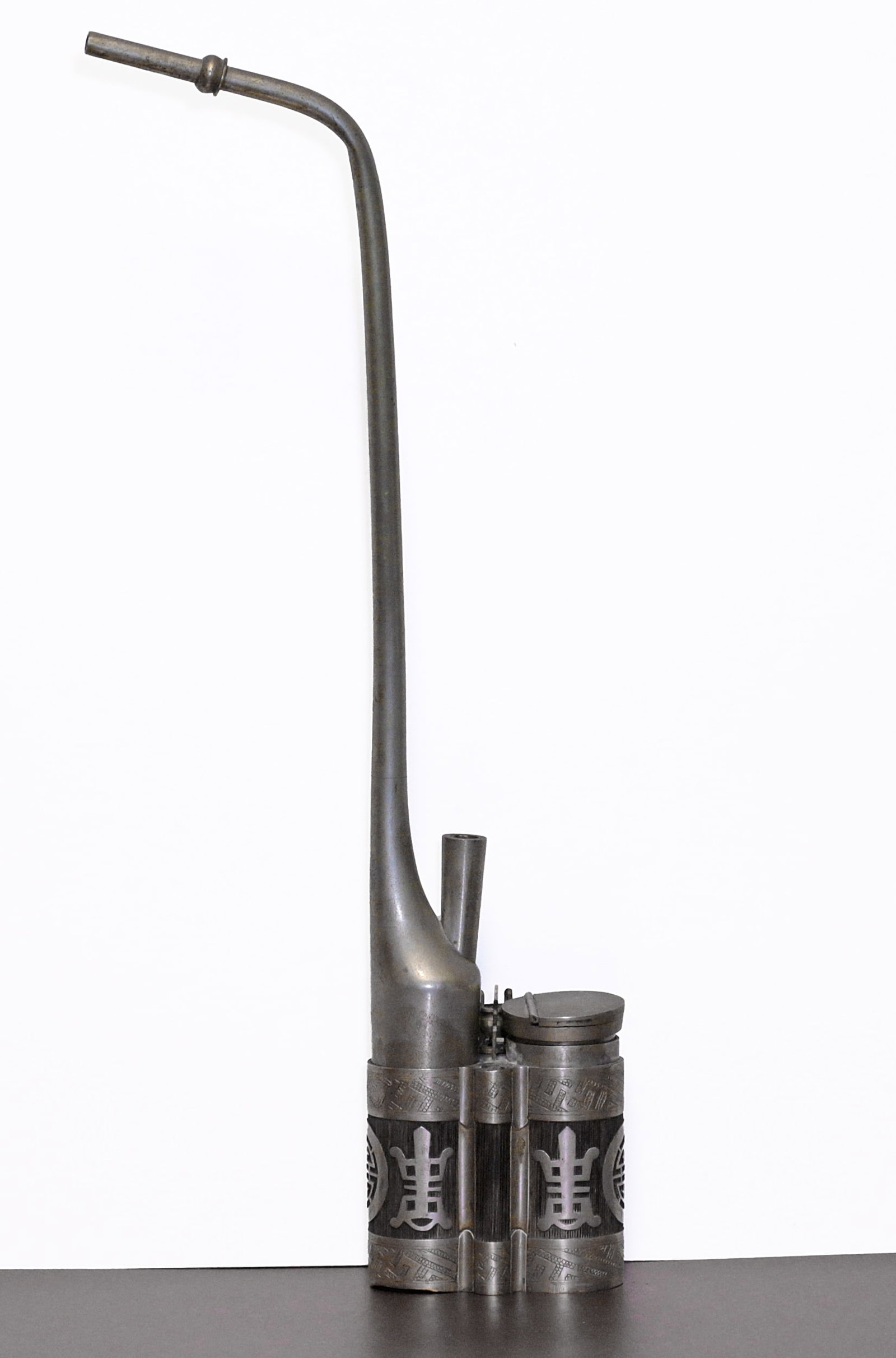 China Late Qing 1890/1900 Water Pipe 40 cm: China. Late Qing dynasty 1890/1900 circa. Water Pipe. Paktong or Nickel silver alloy with finely chiseled horn. The inlays are in perfect condition. Very meticulous details.Rare. 40x8x4 cm - 370 gr.