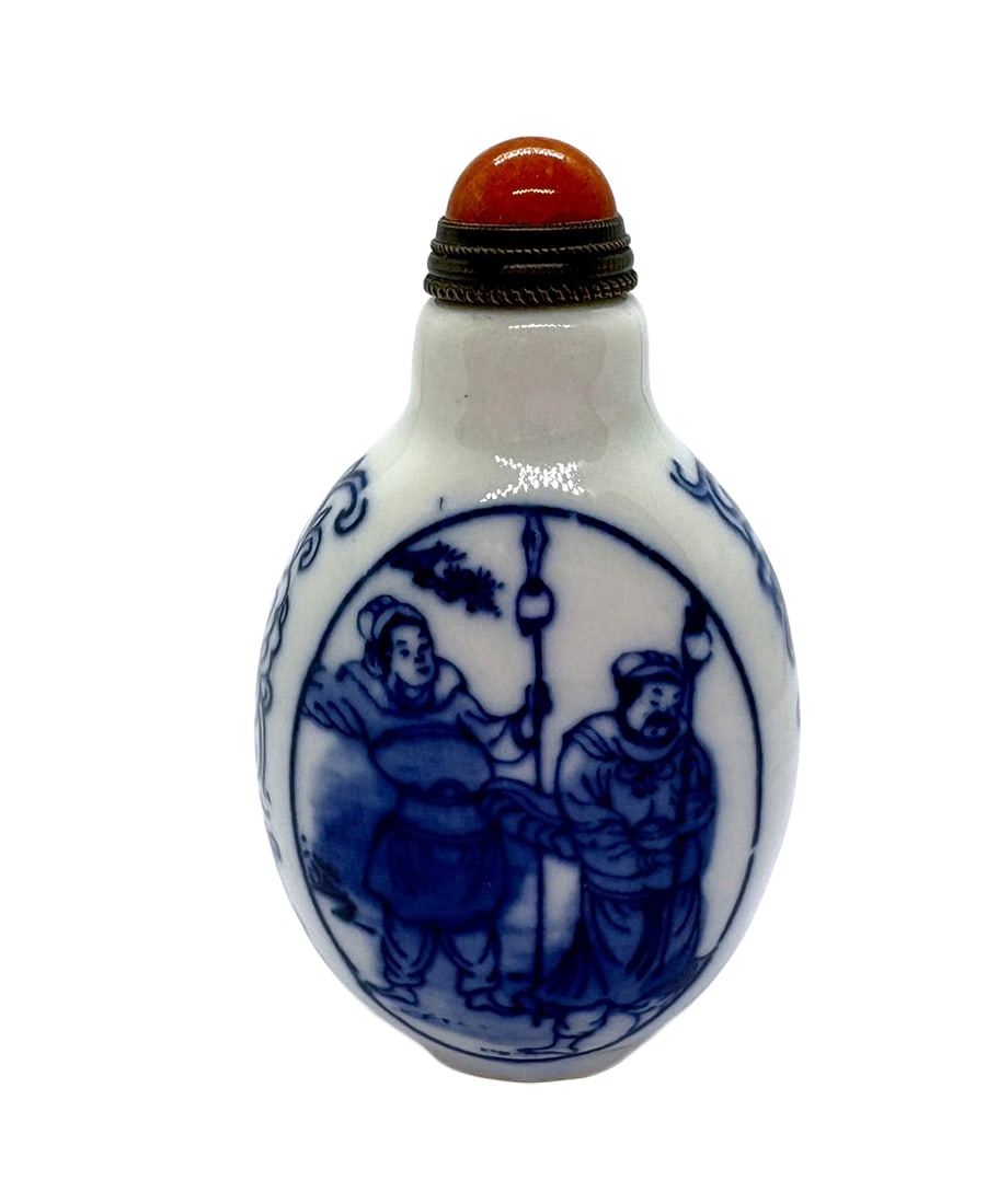 China MinGuo period 1920s Porcelain snuff bottle: China. MinGuo period 1920s. Porcelain snuff bottle. Depicting warriors in blue on white. Plug in hardstone. Extremely fine. 75 gr. - 7x4,5x3,5 cm