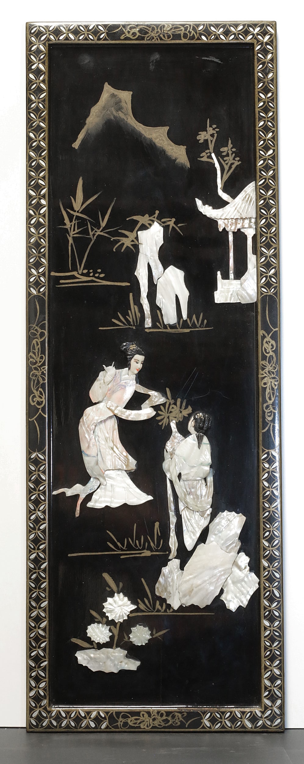 China Rare wooden panel with mother of pearl and bone figures 70cm: China. 1950/60. Impressive lacquered wooden panel. Material wood, mother of pearl bone and laquer. Depiction of women in a garden. Handmade painting. Exquisite handowrk. 1,3 kg. - 70x25x2 cm